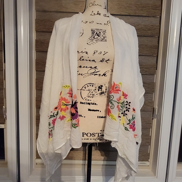 Embroidered Saronda Beach Cover-up - Picture 4 of 9